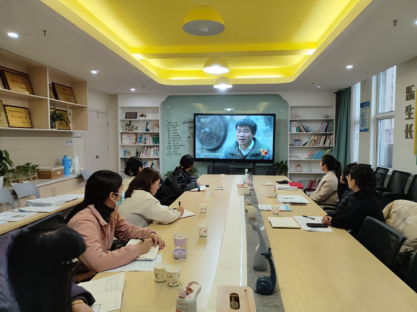 【乐活龙幼•党建】学习身边榜样 汲取奋进力量 ——龙潭幼儿园党支部主题党日活动