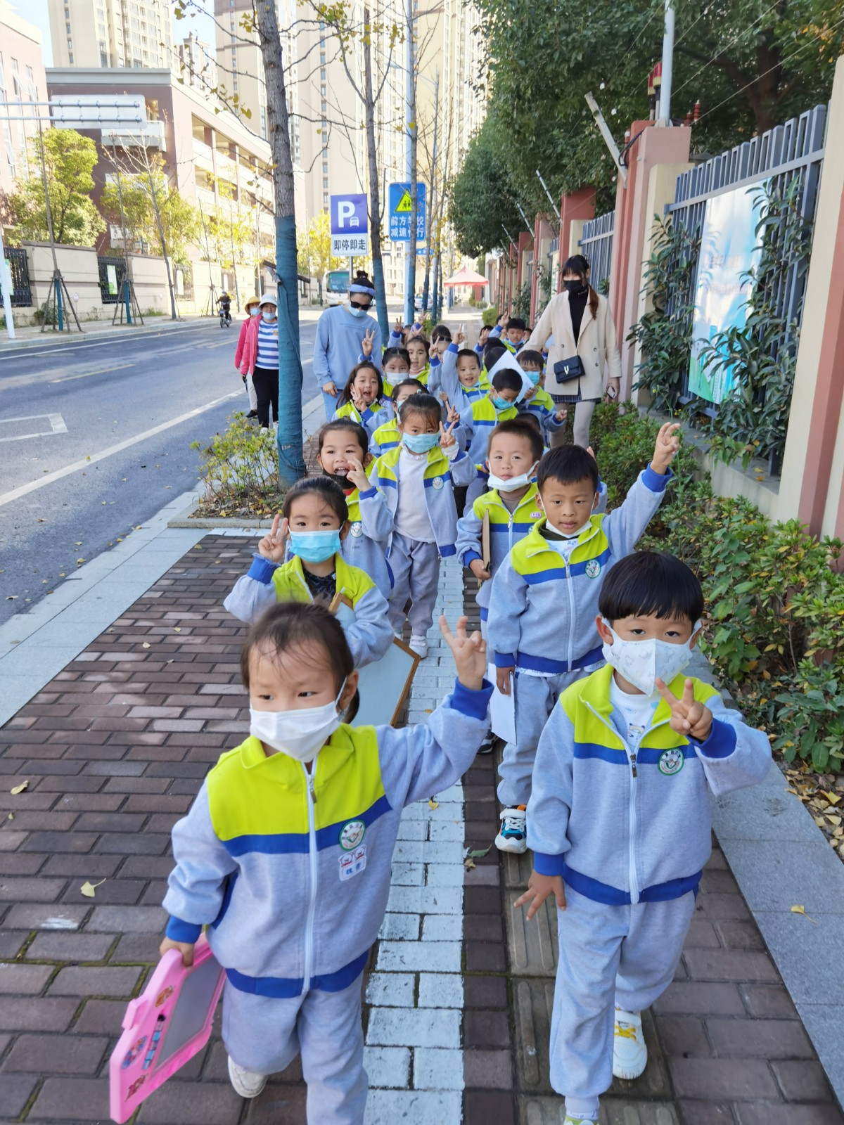【乐活龙幼】远足写生 畅游秋天 ——记龙潭幼儿园龙岸二园中班年级组社会实践活动
