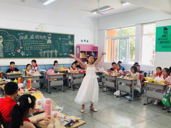 在六月的阳光下快乐起航——记南湾营小学庆六一活动_html_59510c35.jpg