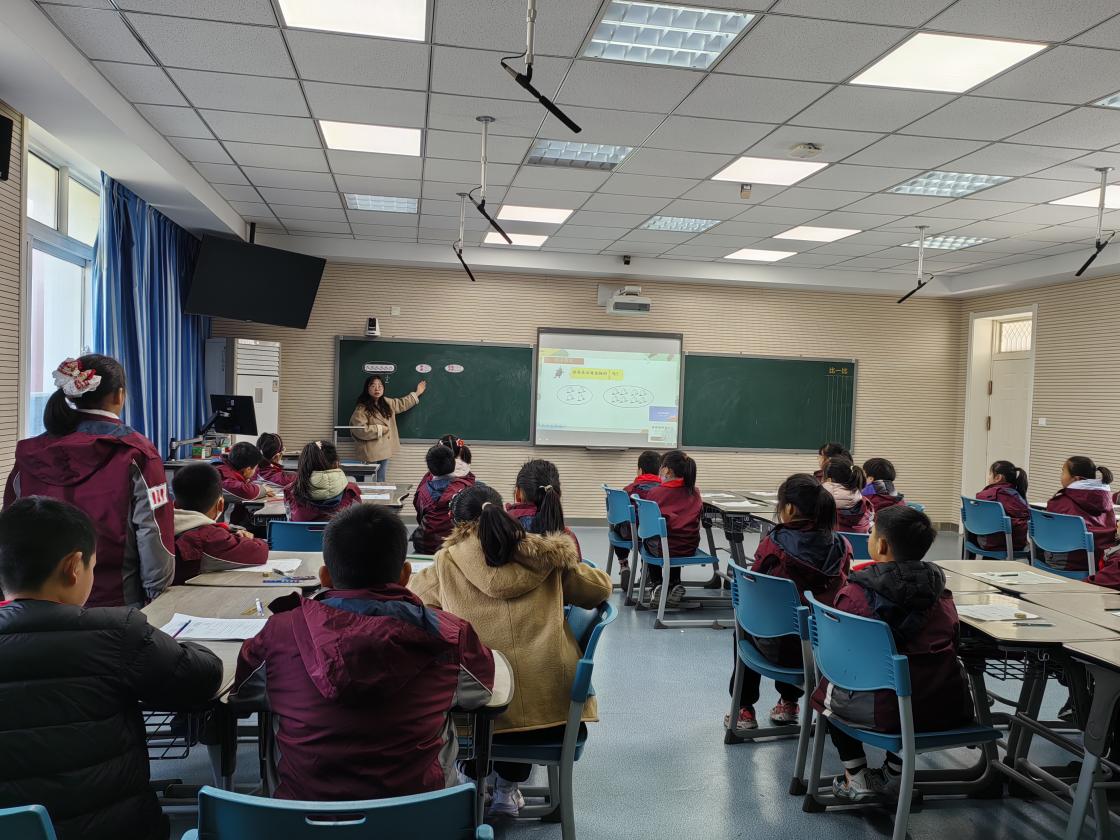 20240320何骞童学课堂报道_html_m6180a6be.jpg
