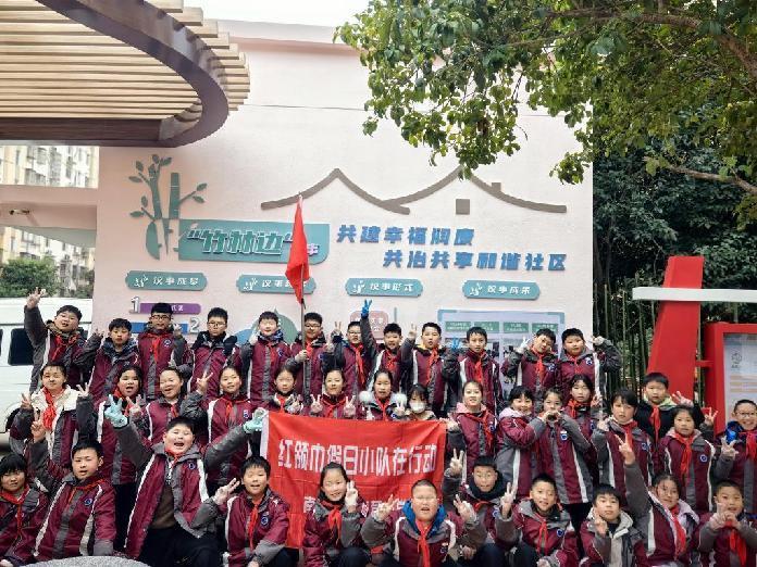 20250305小小雷锋在行动，清洁家园暖人心（周悦写）_html_m3630496f.jpg