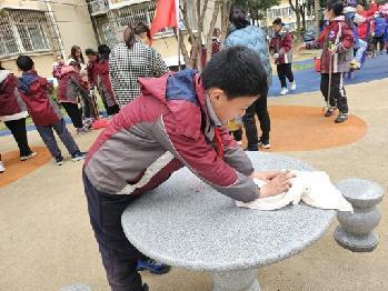 20250305小小雷锋在行动，清洁家园暖人心（周悦写）_html_m2701a5c5.jpg