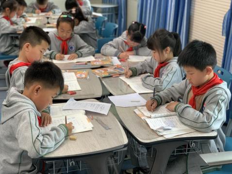 20240416语文组童学课堂报道_html_m488dd454.jpg