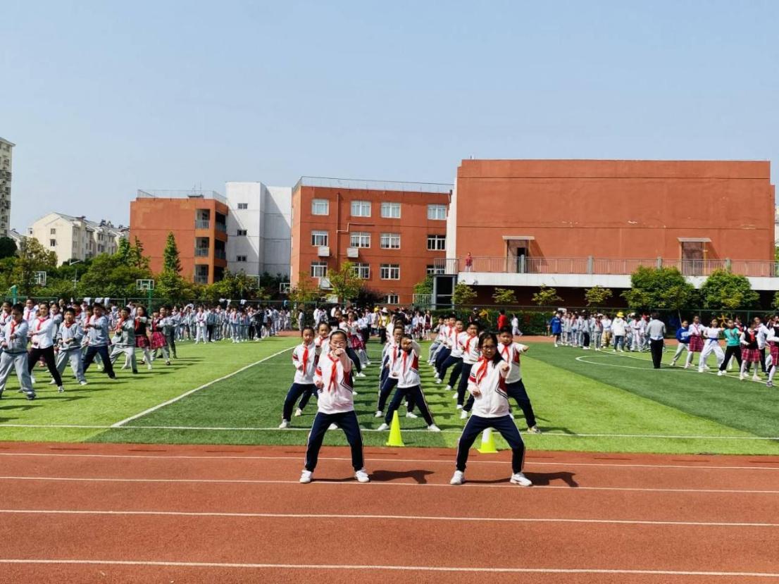 悦动童心，乐享童年2021南湾营小学春季运动会新闻稿_html_m4f923fd7.jpg