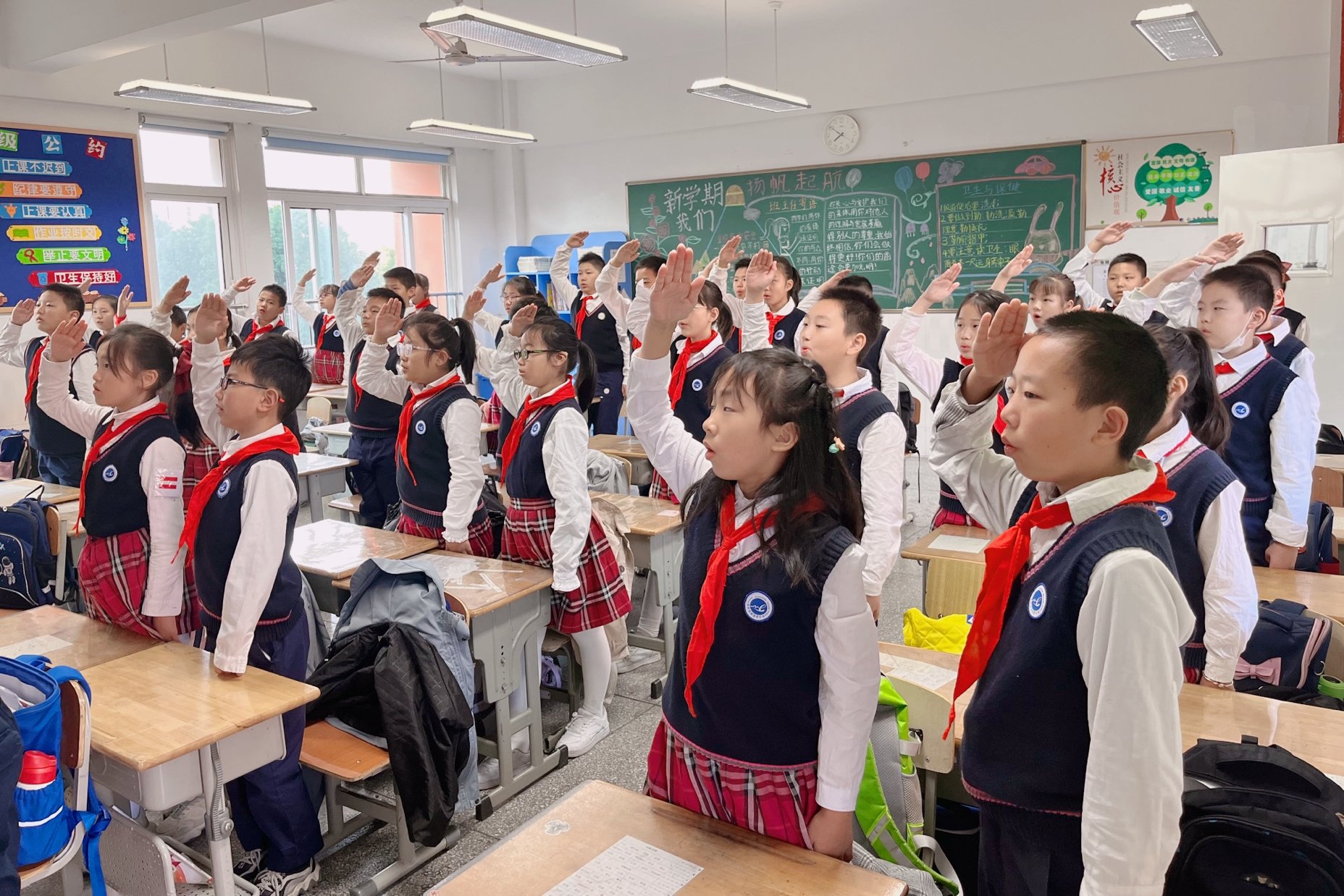 五4室内升旗仪式通讯稿_html_m53a3ab10.jpg