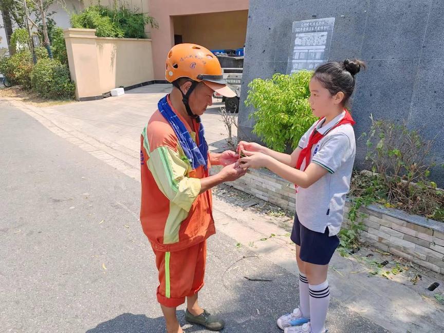 夏日送清凉 三伏感恩行_html_663505e8.jpg