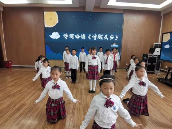 “中秋月圆，乐享童年”报道_html_5da6d88.jpg