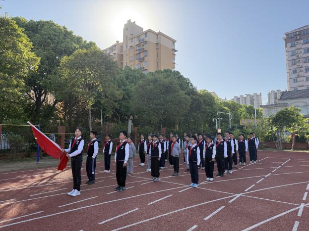 升旗仪式新闻报道_html_m9dda483.jpg