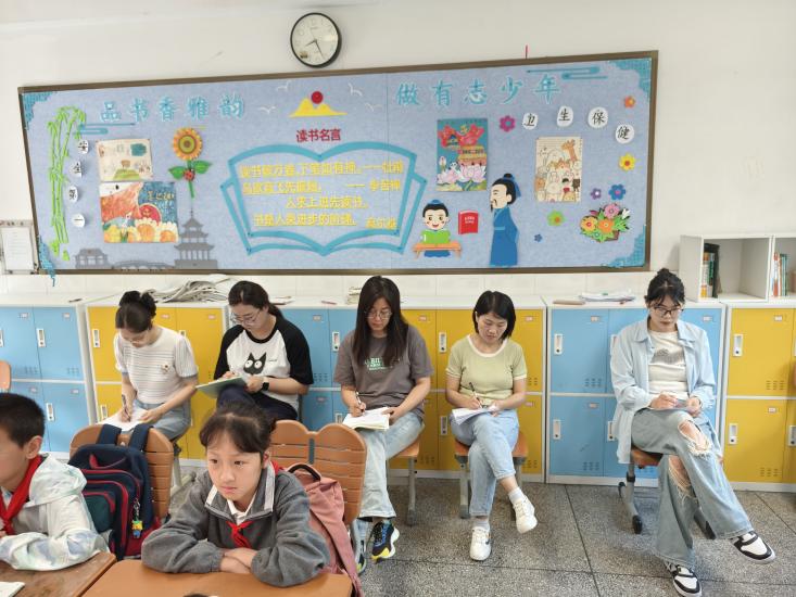 20240524王莉君英语组童学课堂报道_html_6c5b3c9f.jpg