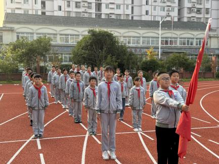第十周 升旗仪式新闻稿_html_5fd40936.jpg