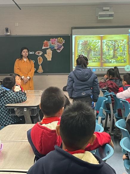 20241120杨晓倩童学课堂报道_html_m25022afb.jpg