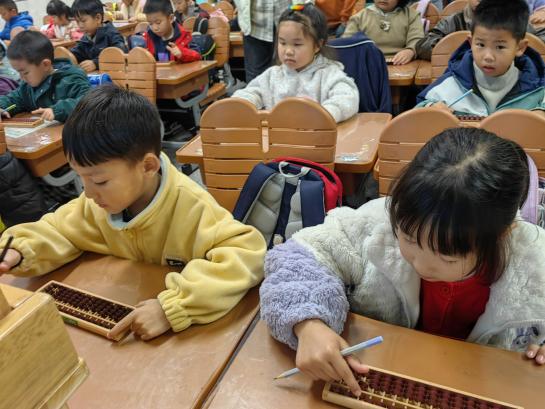 20241120一年级班级珠心算比赛报道（李嘉靓写）_html_m509491d9.jpg