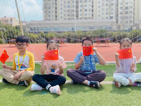 我和国旗合个影新闻稿_html_m51390608.jpg