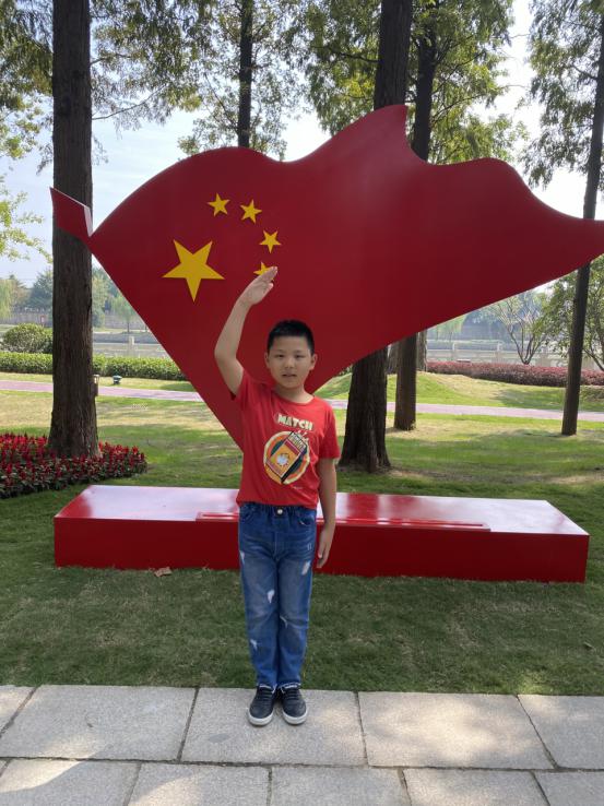 我和国旗合个影新闻稿_html_619efd0d.jpg
