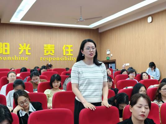 专家赋能明方向 深思笃行促成长_html_mae9542f.jpg