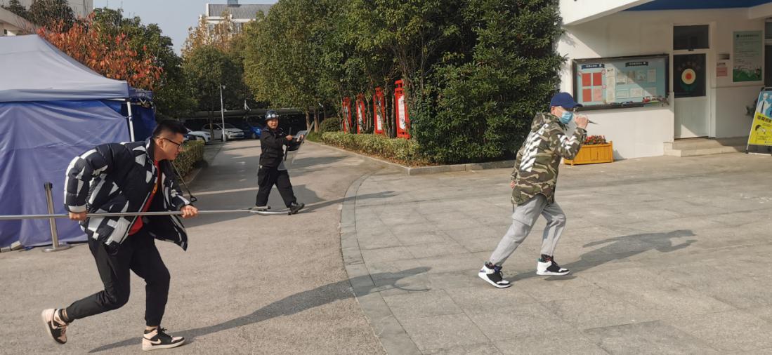 【安全第一】开展防暴演习，共护平安校园_html_dcf5aeb.jpg