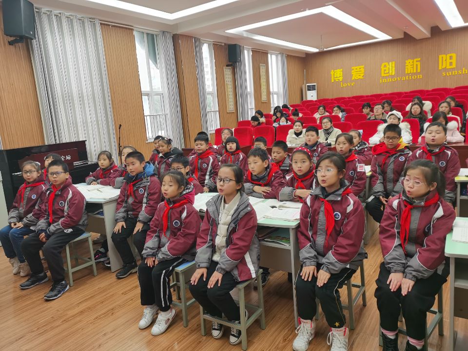弘扬爱国情 共效爱国志--新闻稿_html_661a3bcc.jpg