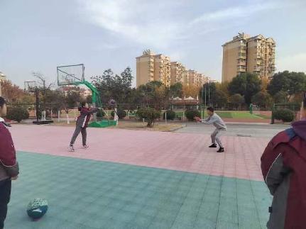 篮球行进间胸前传接球_html_3198b888.jpg
