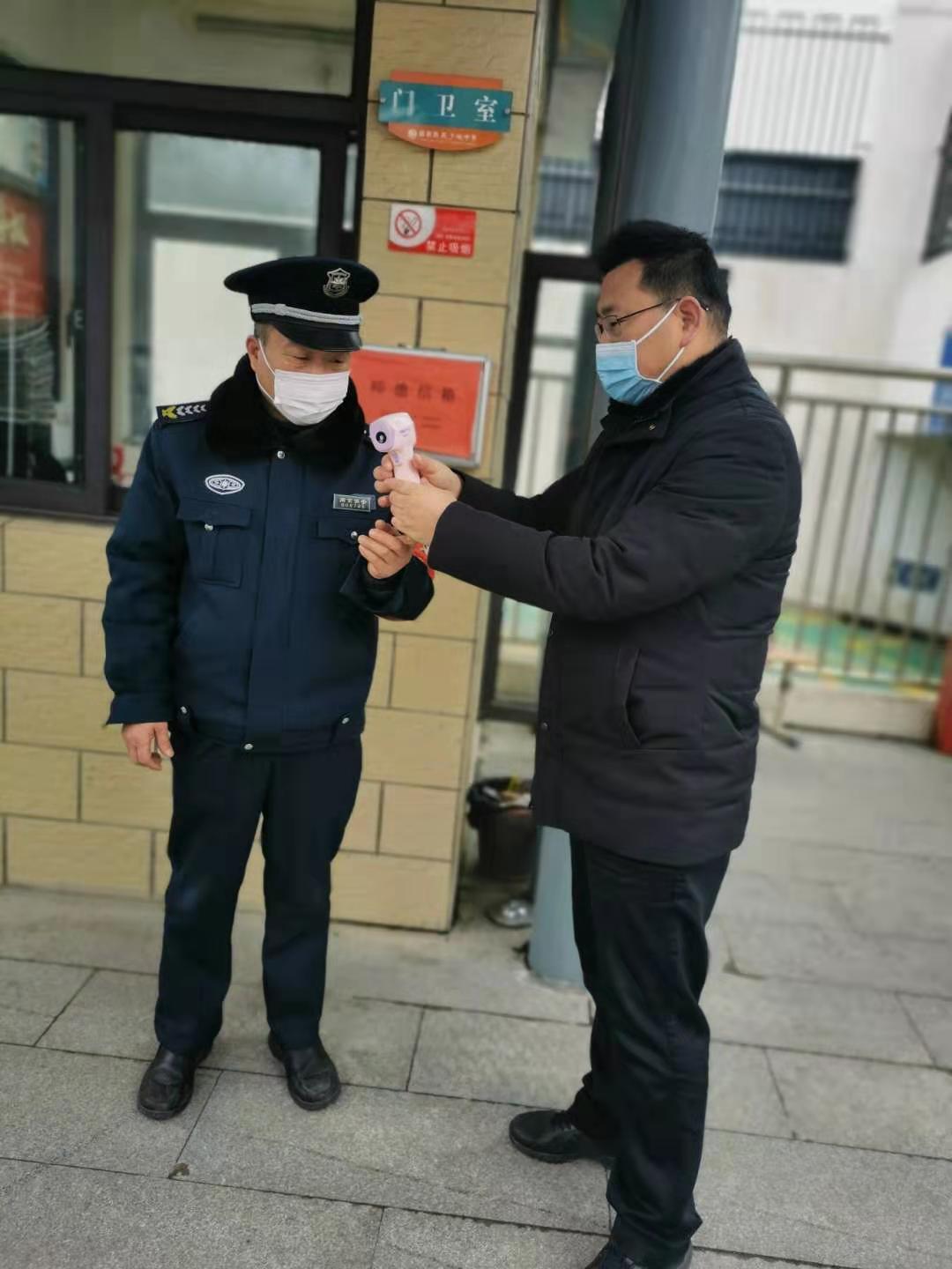 门卫测体温.jpeg
