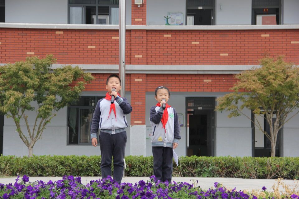 与法同行，快乐成长升旗仪式新闻稿_html_5cf3851c.jpg