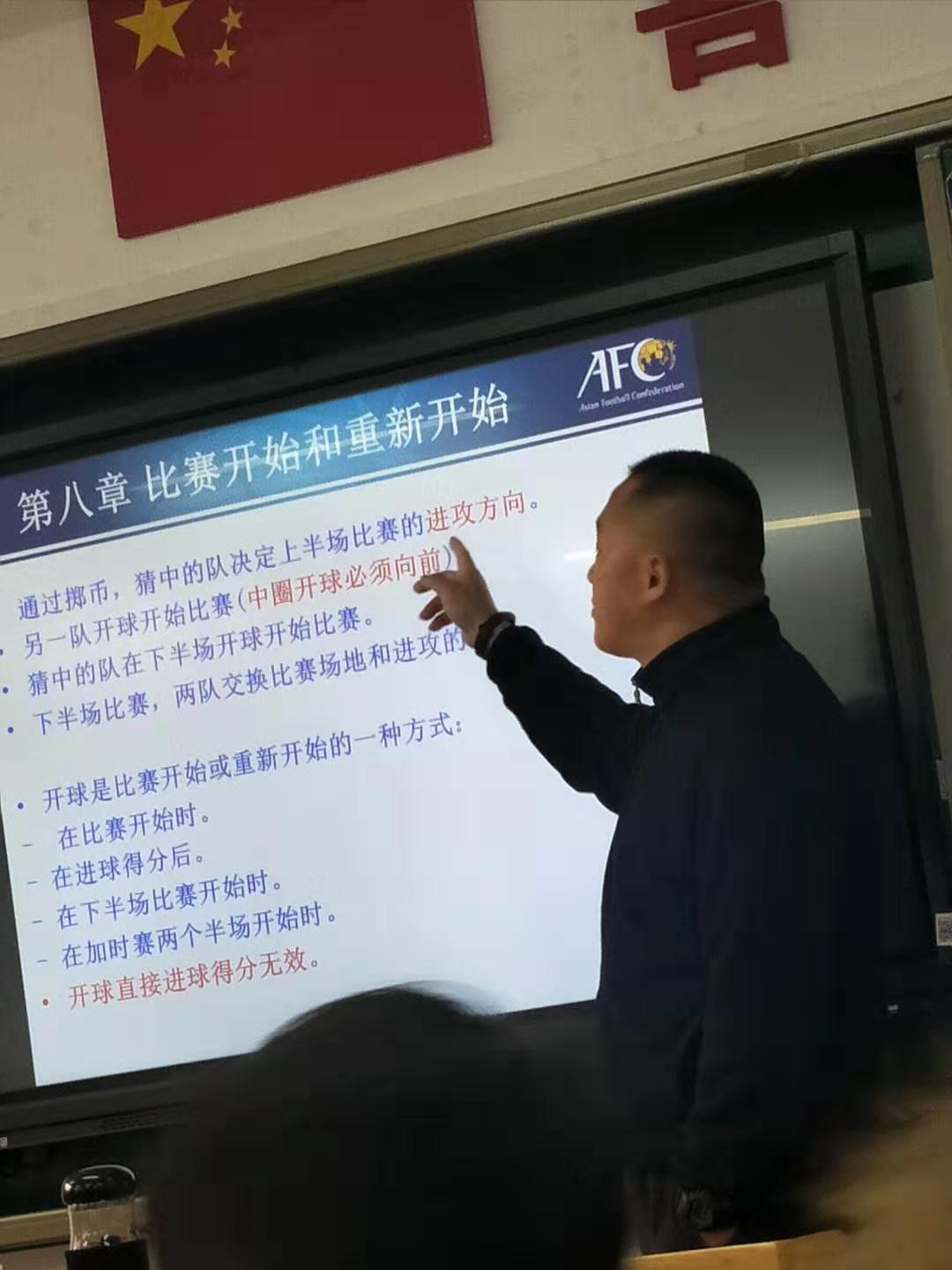 庆祝我校师生顺利通过2019南京市校园足球培训_html_4571704b.jpg