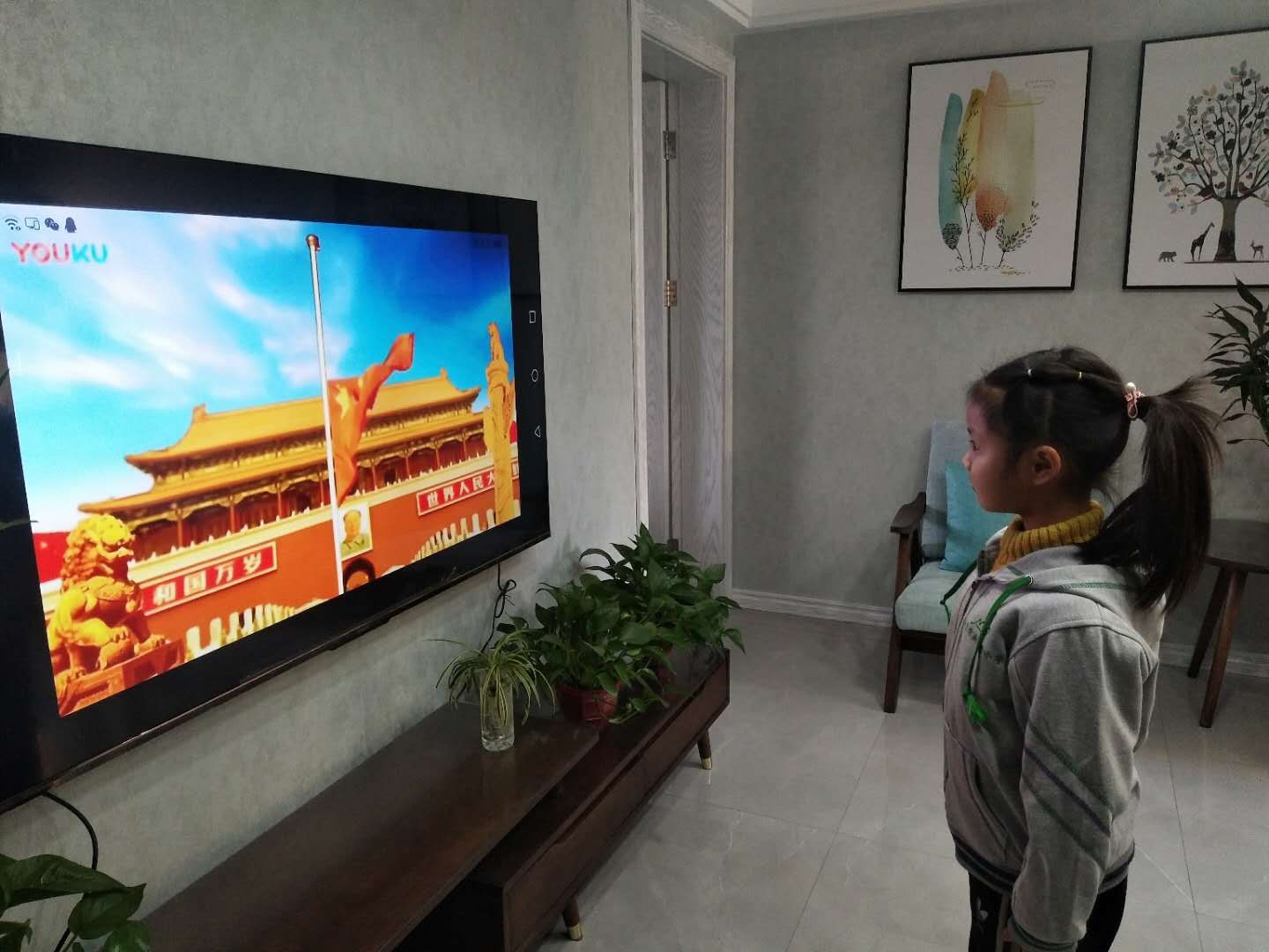 致敬 强国一代 升旗仪式报道 改_html_m3e75b65d.jpg