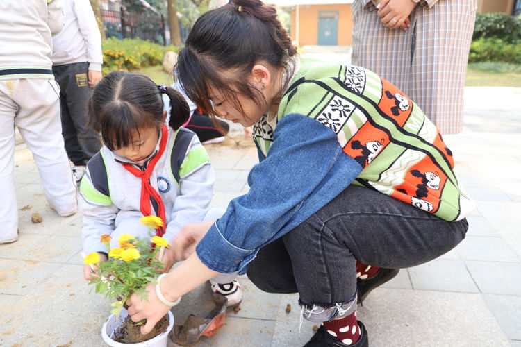 【励进幕小】我给小花换盆土_html_23f257f5.jpg
