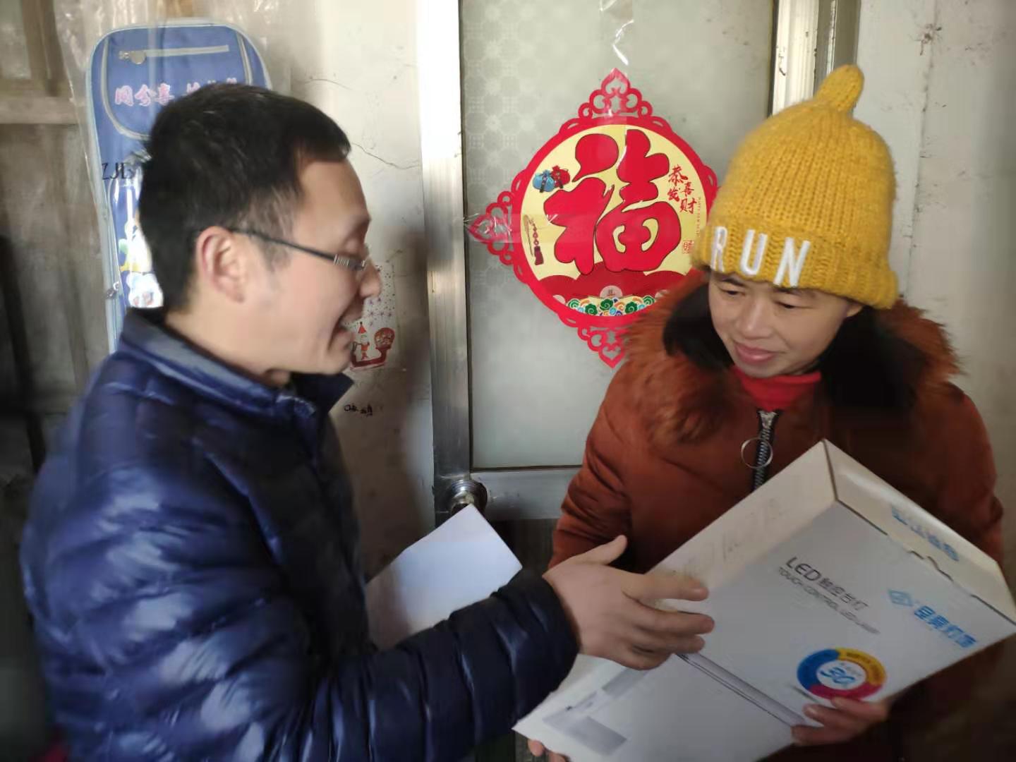 20200119寒假慰问贫困生走访活动新闻稿（程盼）_html_m4e873b63.jpg