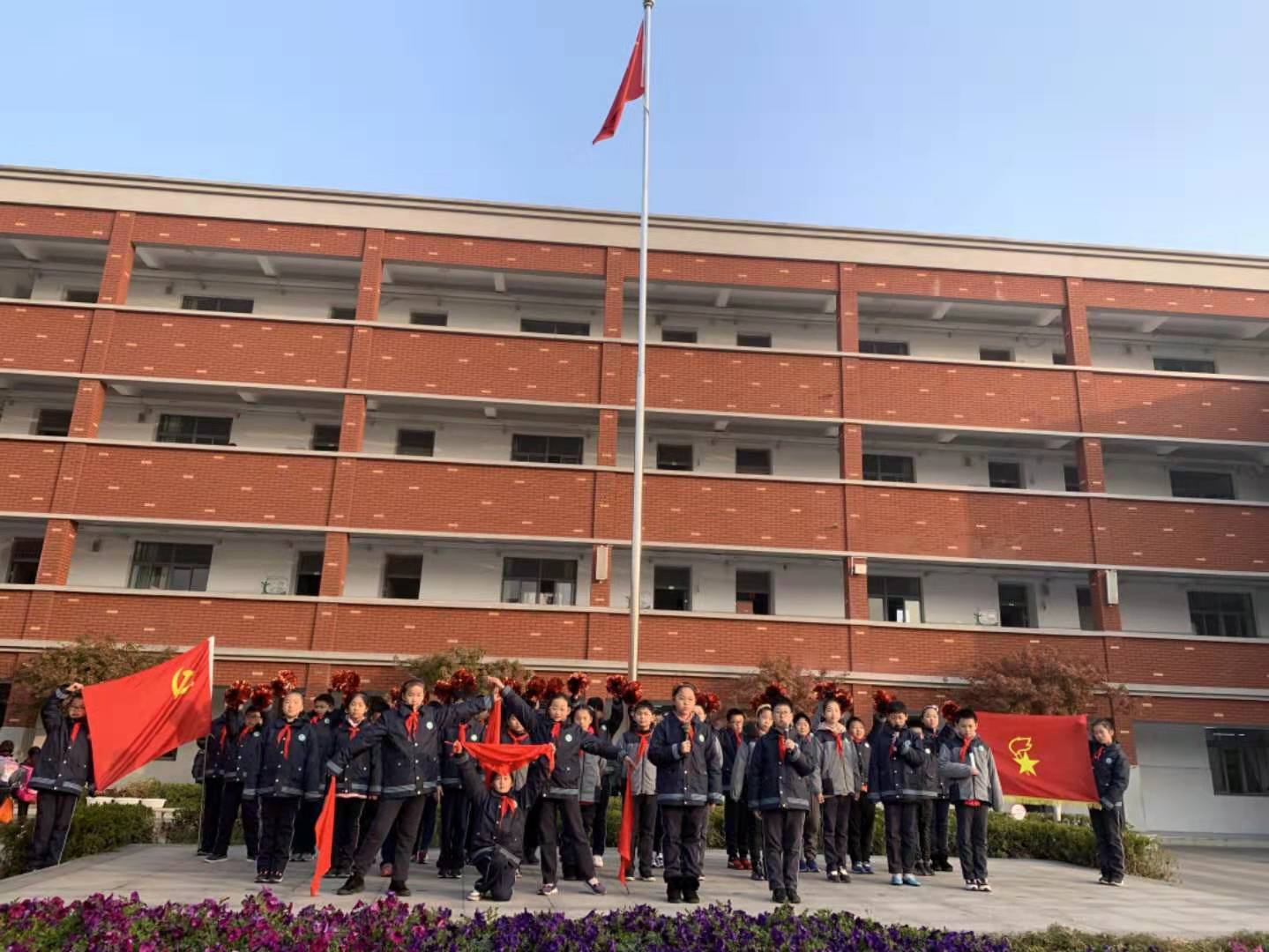 2019.12.2五(4)班升旗仪式新闻稿_html_648404ee.jpg