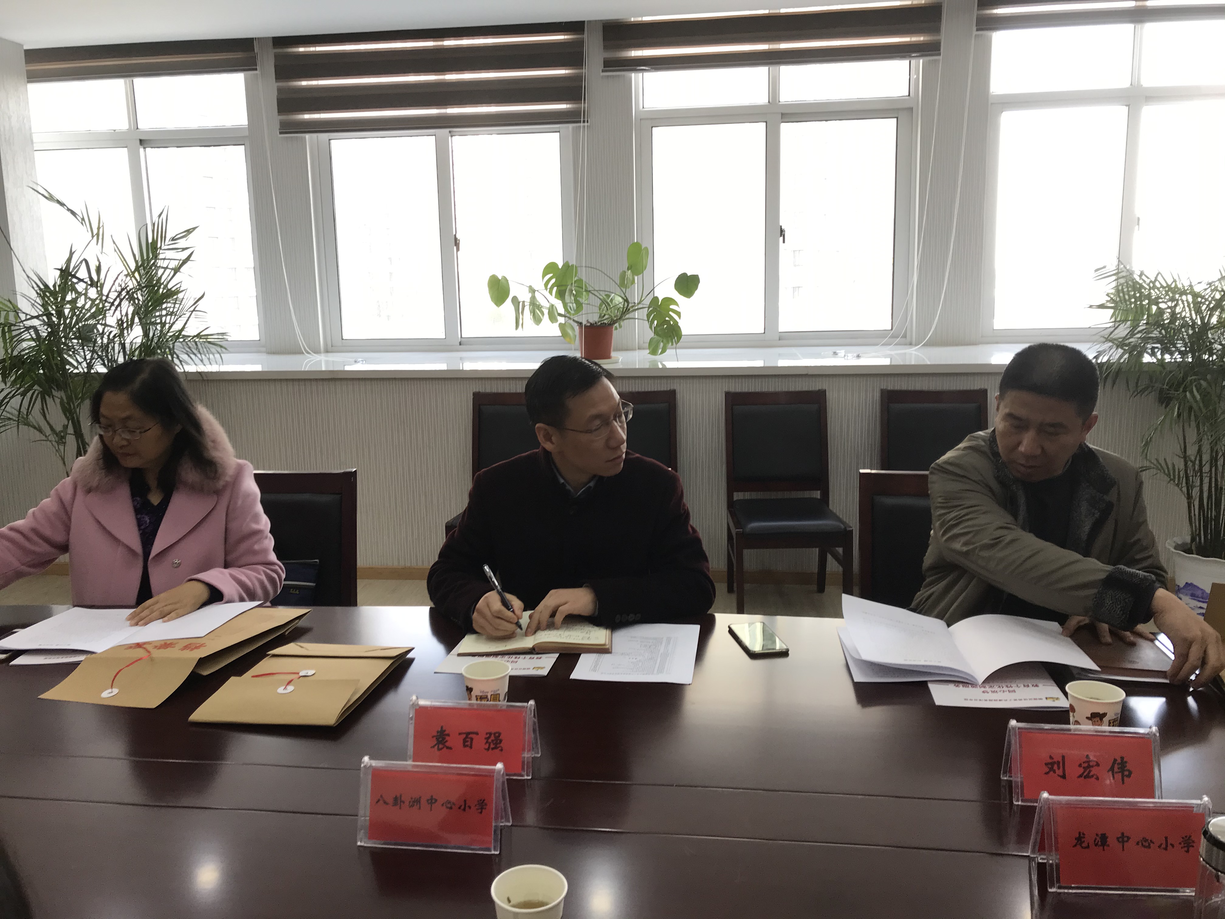龙潭中心小学接受栖霞区党工共建先进单位验收
