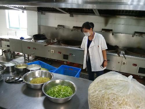 百炼实初我校膳食委员会家长代表进校参与食堂膳食监管