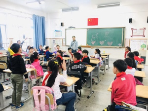 【星光摄小】摄山星城小学天佐路校区“感亲恩，念亲意”主题班会报道
