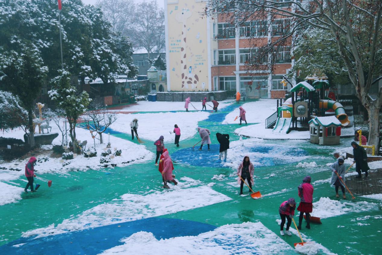 【生命迈幼•安全第一】瑞雪兆丰年，扫雪除冰护安全_html_m13d8d041.jpg