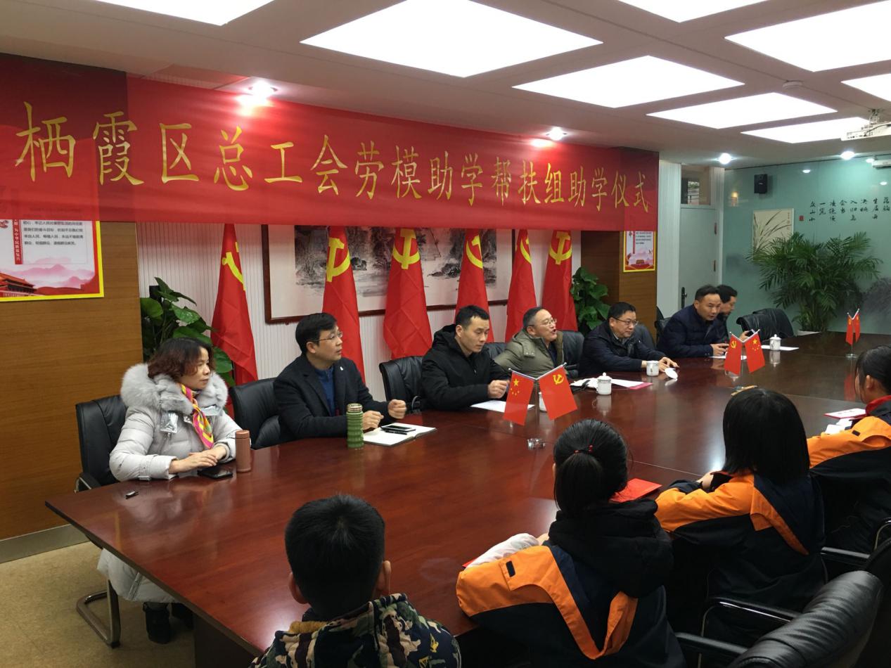 助学仪式新闻稿_html_5bf1cc89.jpg