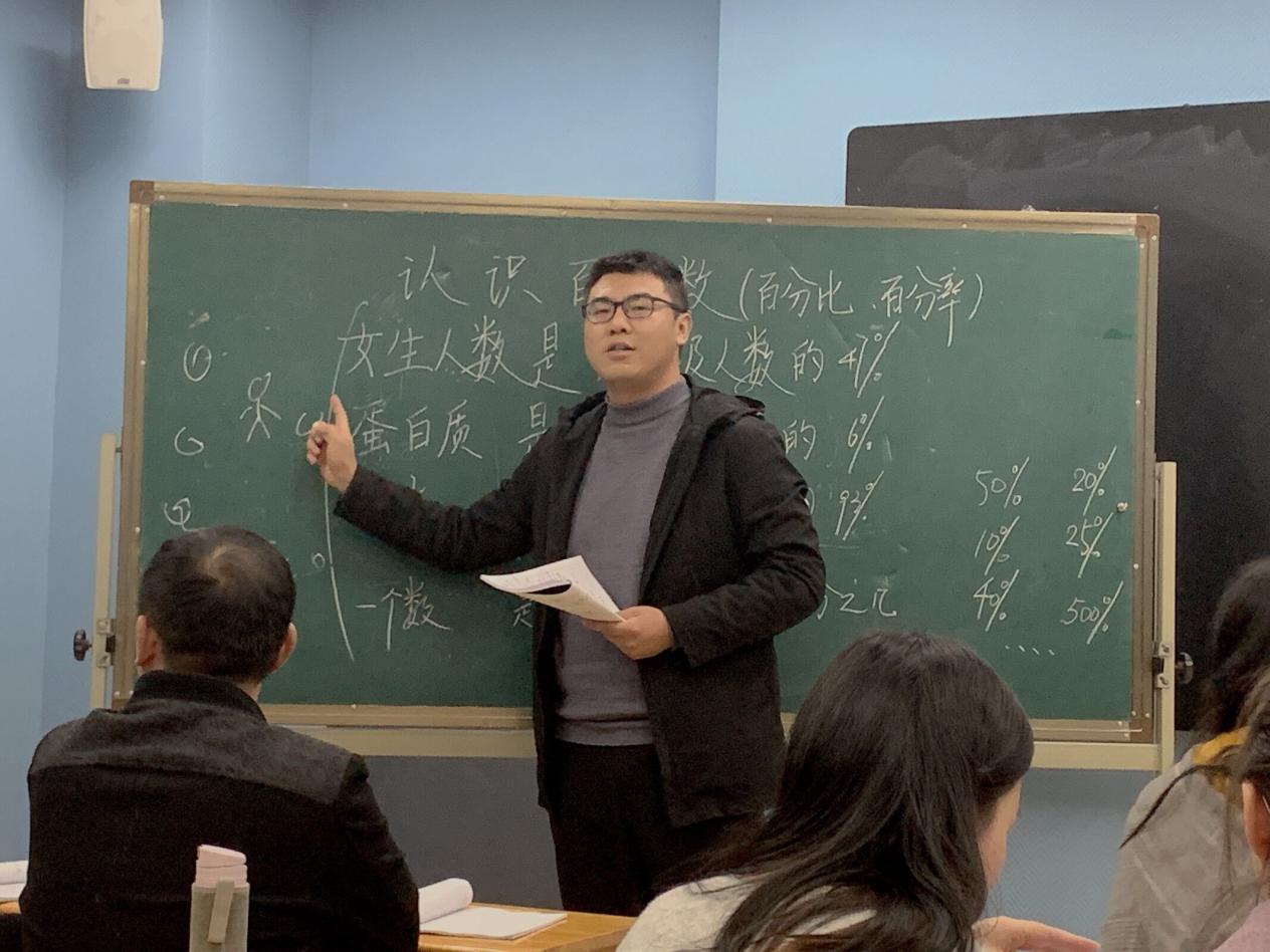 11.27校级数学教研活动报道_html_65e7aea0.jpg