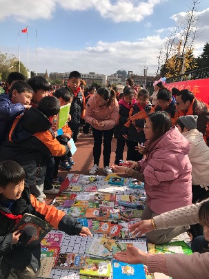 玩转跳蚤书市 乐淘和雅少年 新闻稿_html_m48bc9df2.jpg