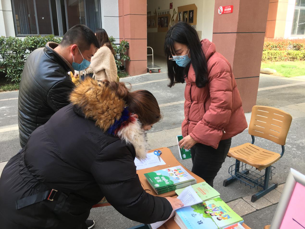 书本分发工作侧记_html_m64aa21a3.jpg