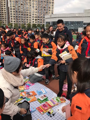 玩转跳蚤书市 乐淘和雅少年 新闻稿_html_7f487b8b.jpg