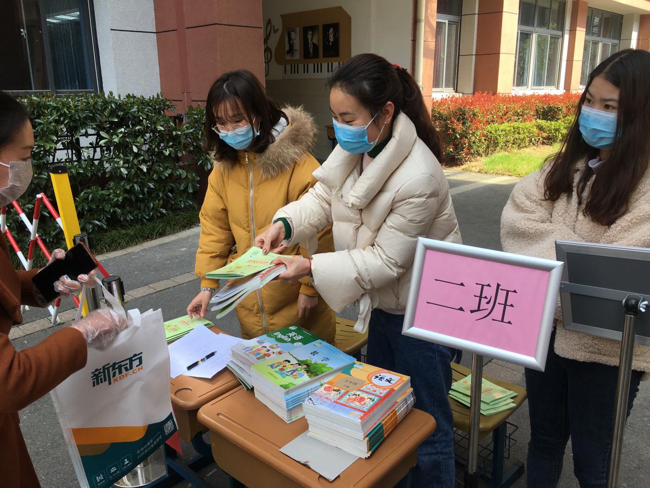 书本分发工作侧记_html_md6b8a82.jpg