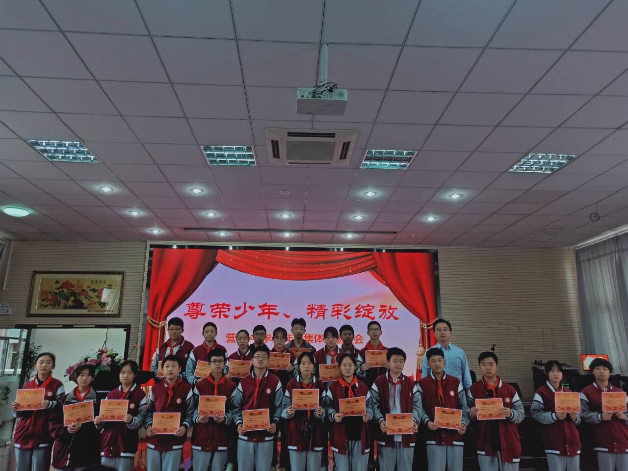 八年级主题班会新闻稿_html_3c96c476.jpg