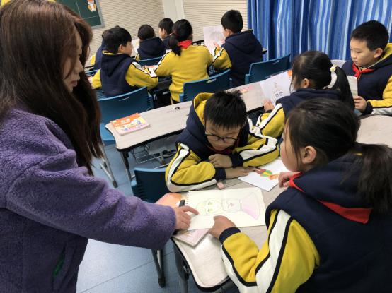 与洋娃娃同行 提升学生兴趣 扎实英语课堂_html_m5b8d937e.jpg