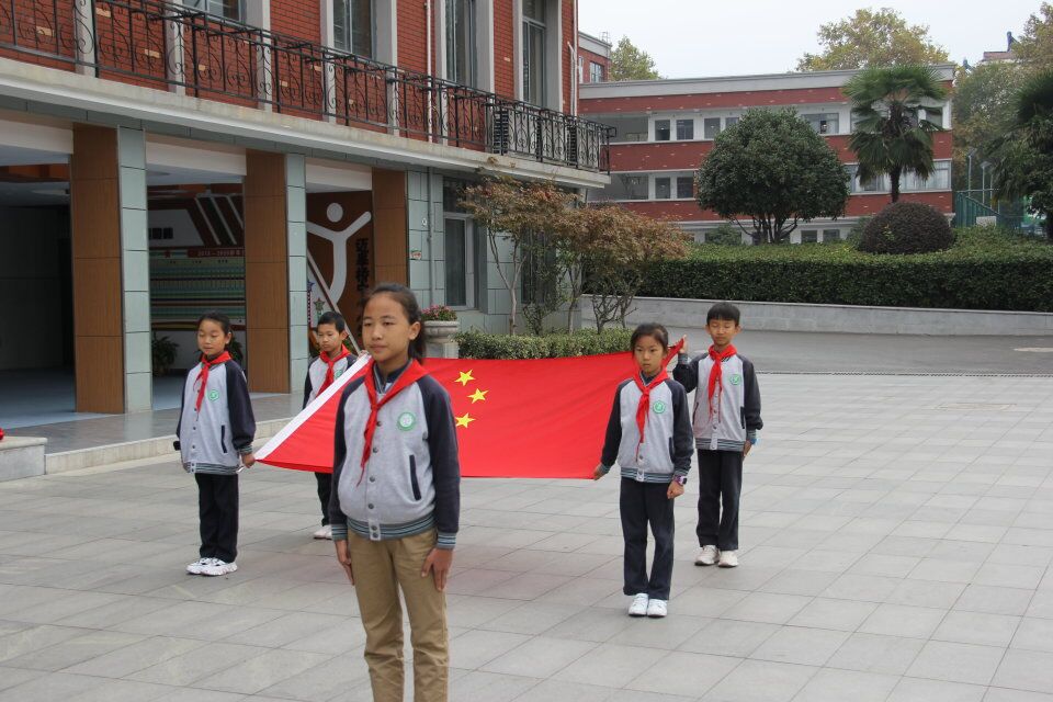 与法同行，快乐成长升旗仪式新闻稿_html_mbb0ad3d.jpg