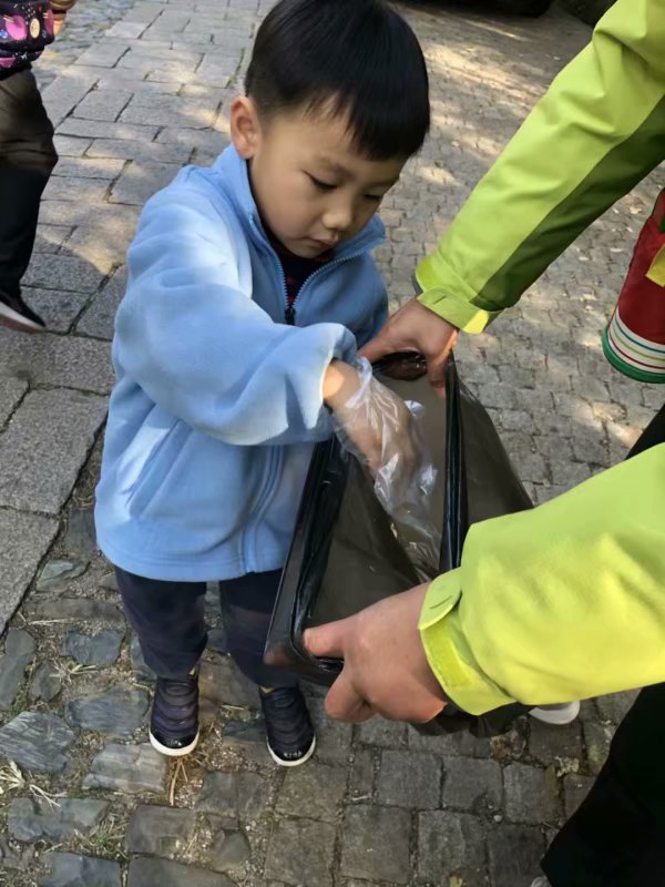 绿色环保徒步走，垃圾分类我先行_html_m5108d305.jpg