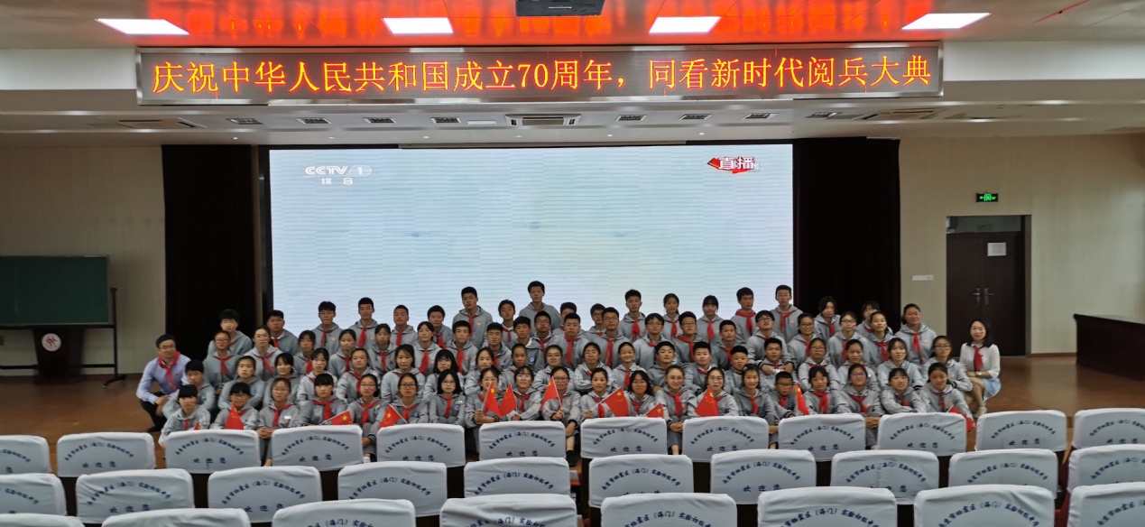 实初尧化庆祝中华人民共和国成立70周年升旗仪式_html_m1a38d5f2.jpg