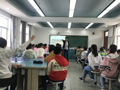 肖佳浩老师上课(1).JPG