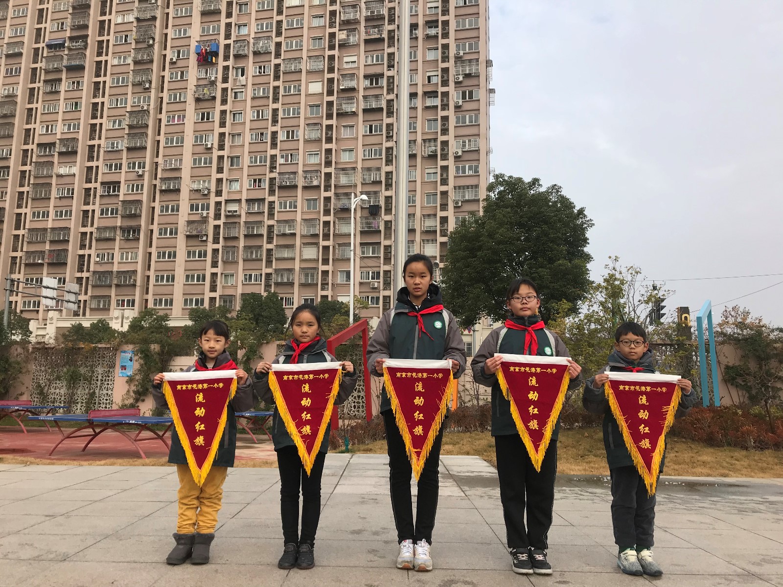 （阳光太阳城---花港一小）颁发“流动红旗” 传承文明风尚（二十九）