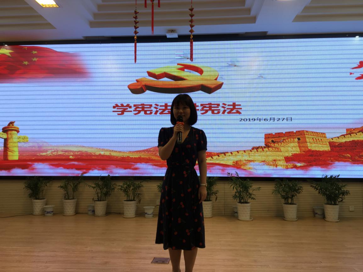 “宪法在我心中”中电颐和家园小学宪法演讲比赛新闻_html_m2d588b69.jpg