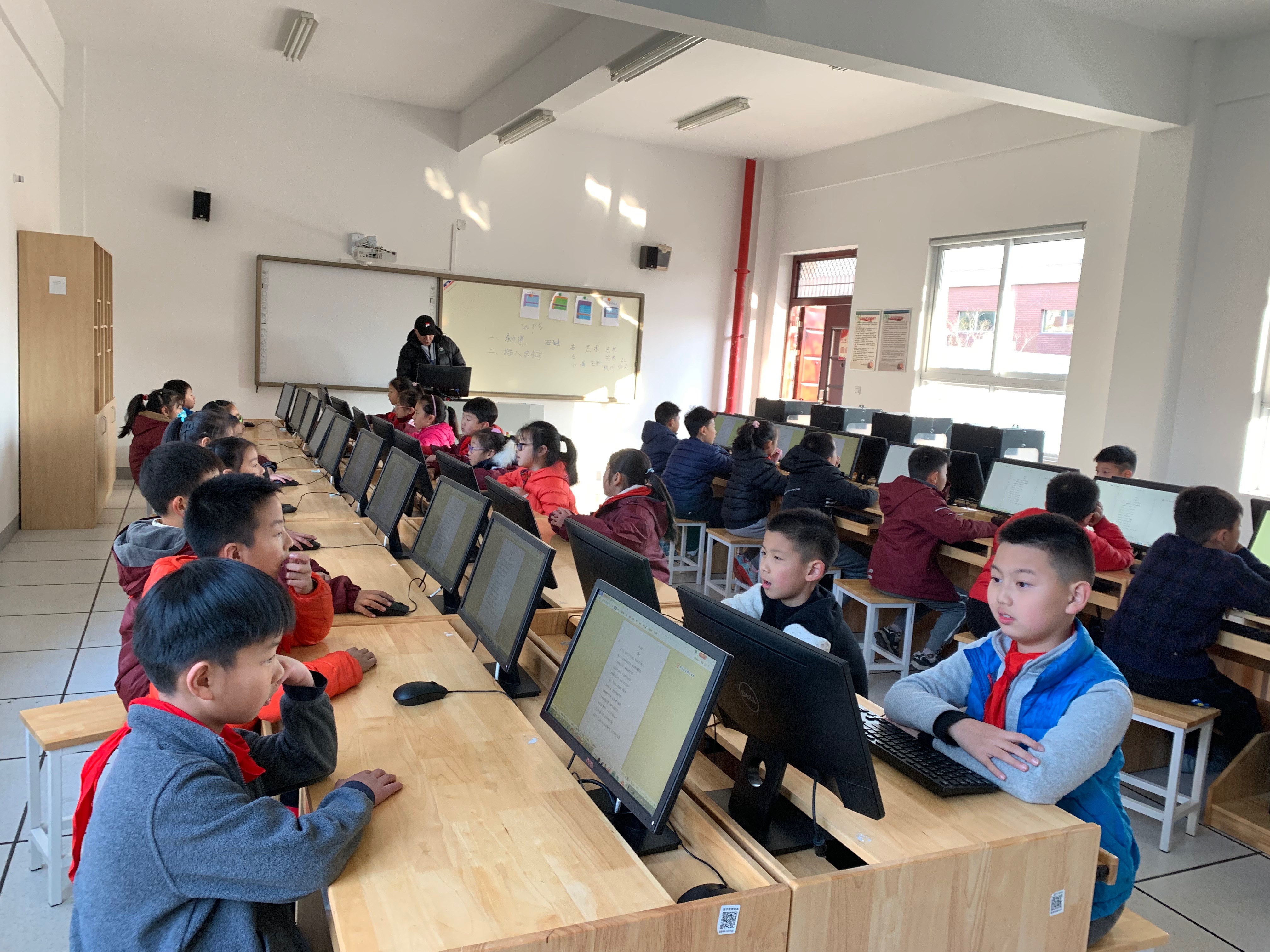 教师和学生说话的艺术——记紫金小学“师说”讲坛