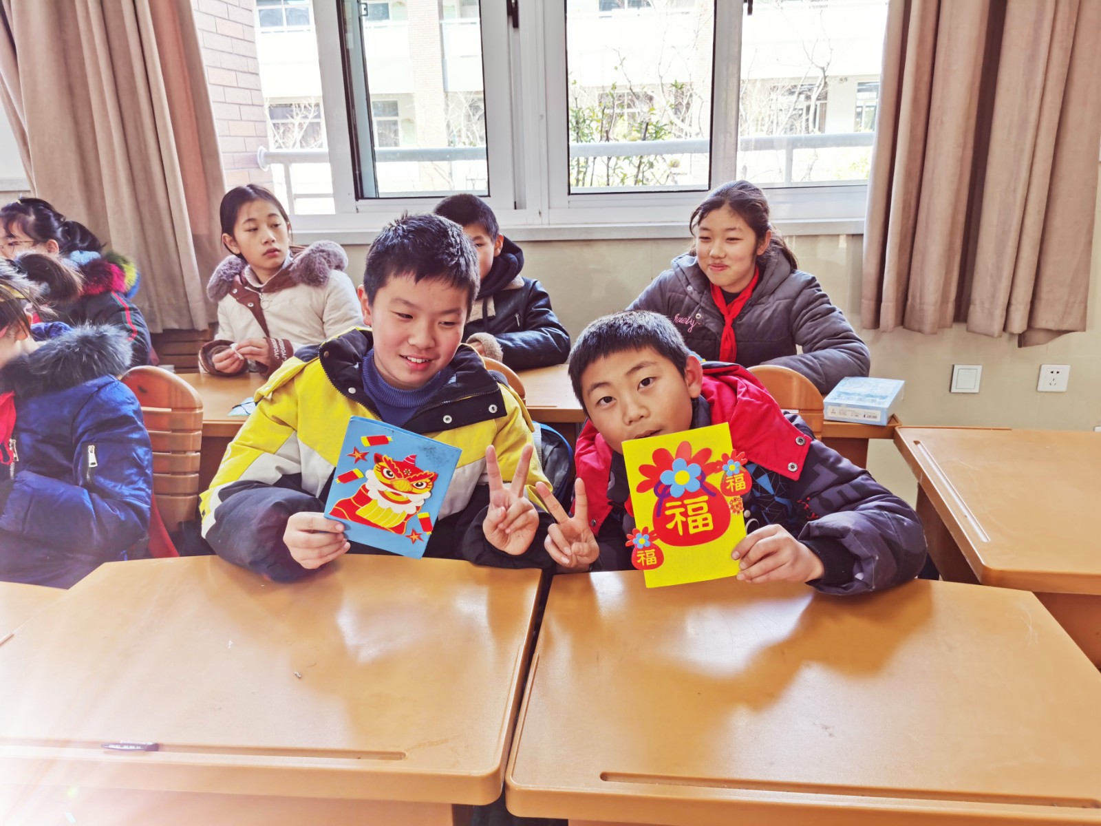 【灵美龙小】龙小制作贺卡、剪纸喜迎元旦