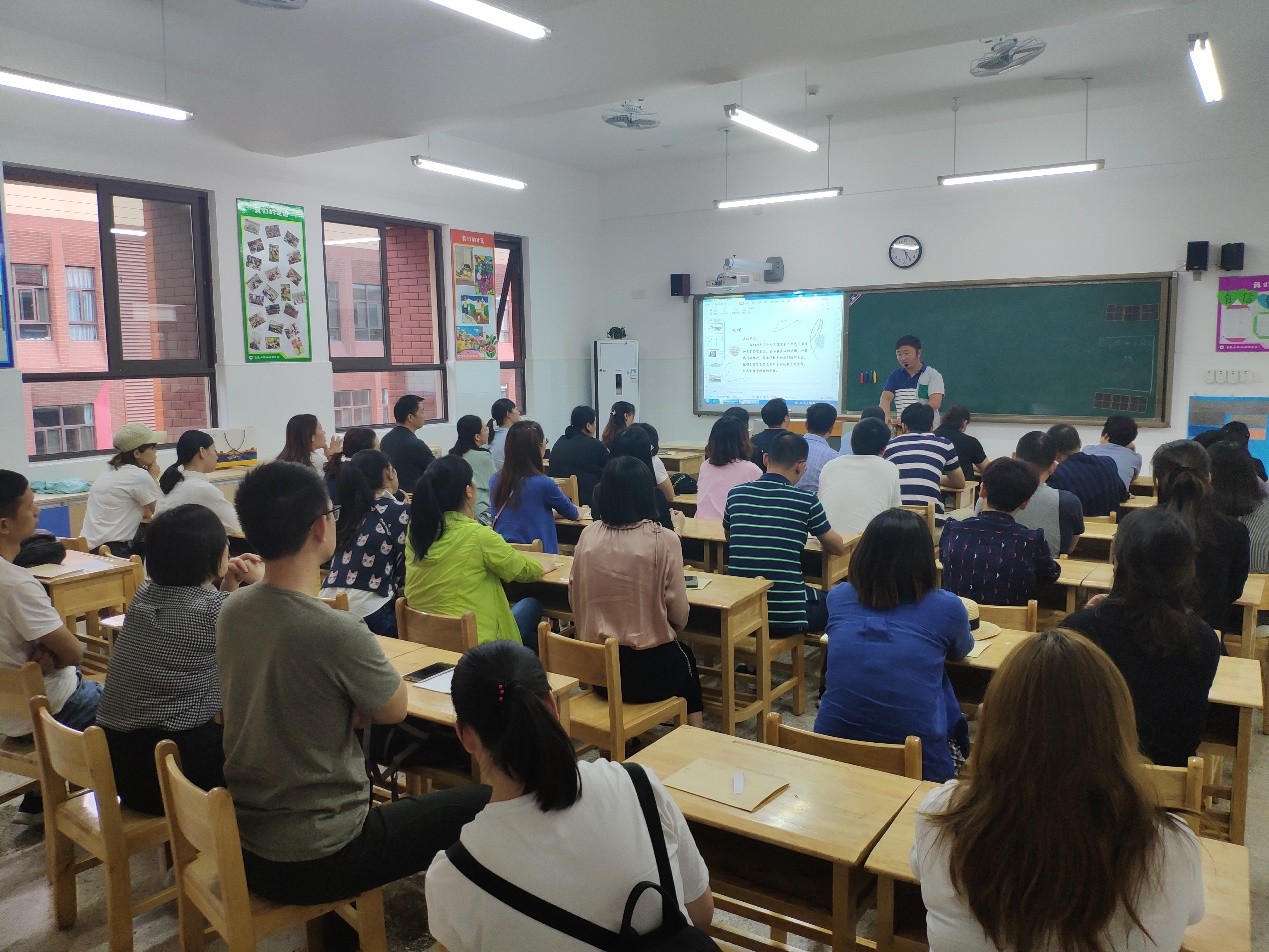 【湖畔光影】家校共育，同促发展之六年级家长会_html_789f5619.jpg